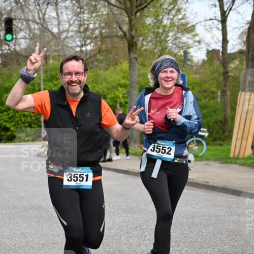 12.04.2026 - 45. Internationalen Wilhelmsburger Insellauf J. Mangold http://msf.ph/oto/9517616 12.04.2026 13:20:49 Ziel 2469, 4305, 2013, 3233, 5230, 3766, 4103, 4341, 5633, 4284, 4293, 5543, 5543, 2363, 2101, 4417, 3552, 3551, 2333, 4018, 5716, 4319, 5297, 4878, 5484, 2692 meine-sportfotos.de