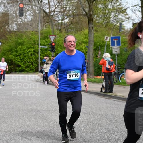 12.04.2026 - 45. Internationalen Wilhelmsburger Insellauf J. Mangold http://msf.ph/oto/9517636 12.04.2026 13:20:56 Ziel 2013, 3233, 5230, 3766, 4103, 4341, 5633, 4284, 4293, 5543, 2363, 2101, 4417, 4417, 3552, 3551, 2333, 4018, 5716, 4319, 5297, 5297, 4878, 5484, 2692, 4444, 4800, 4047, 2175 meine-sportfotos.de