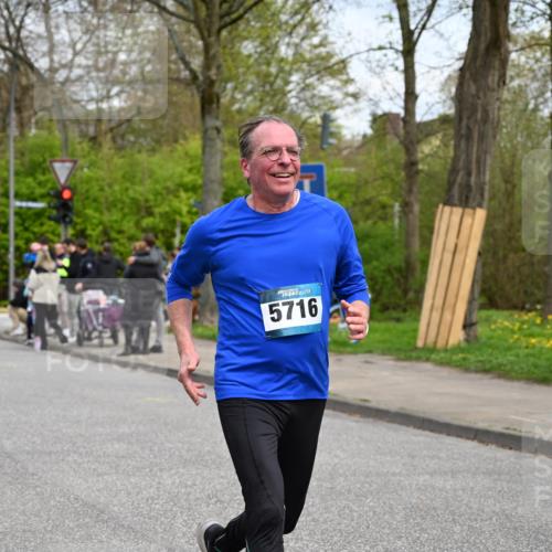 12.04.2026 - 45. Internationalen Wilhelmsburger Insellauf J. Mangold http://msf.ph/oto/9517643 12.04.2026 13:20:56 Ziel 2013, 3233, 5230, 3766, 4103, 4341, 5633, 4284, 4293, 5543, 2363, 2101, 4417, 4417, 3552, 3551, 2333, 4018, 5716, 4319, 5297, 5297, 4878, 5484, 2692, 4444, 4800, 4047, 2175 meine-sportfotos.de