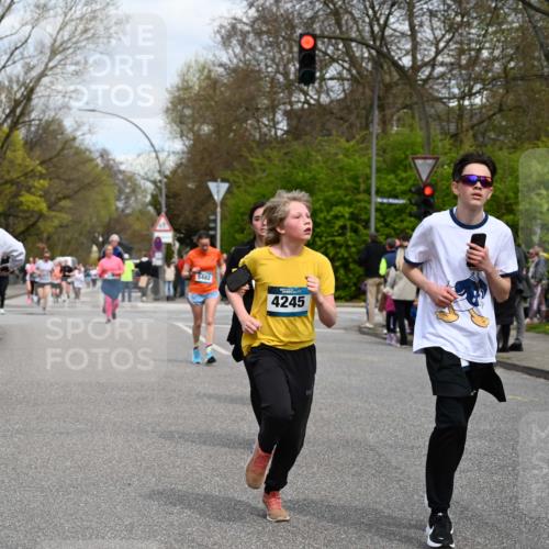 12.04.2026 - 45. Internationalen Wilhelmsburger Insellauf J. Mangold http://msf.ph/oto/9517647 12.04.2026 13:21:09 Ziel 4341, 5633, 4284, 4293, 5543, 2363, 2101, 4417, 3552, 3551, 2333, 4018, 5716, 4319, 5297, 4878, 5484, 2692, 4444, 4800, 4047, 2175, 3402, 3402, 5482, 4017 meine-sportfotos.de