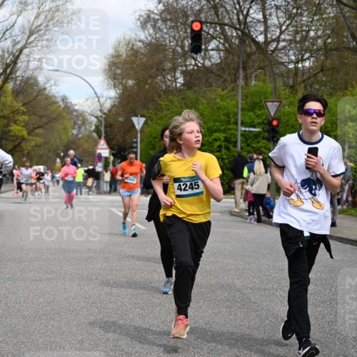 12.04.2026 - 45. Internationalen Wilhelmsburger Insellauf J. Mangold http://msf.ph/oto/9517648 12.04.2026 13:21:09 Ziel 4341, 5633, 4284, 4293, 5543, 2363, 2101, 4417, 3552, 3551, 2333, 4018, 5716, 4319, 5297, 4878, 5484, 2692, 4444, 4800, 4047, 2175, 3402, 3402, 5482, 4017 meine-sportfotos.de