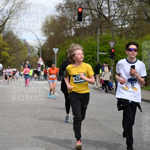 12.04.2026 - 45. Internationalen Wilhelmsburger Insellauf J. Mangold http://msf.ph/oto/9517649 12.04.2026 13:21:09 Ziel 4341, 5633, 4284, 4293, 5543, 2363, 2101, 4417, 3552, 3551, 2333, 4018, 5716, 4319, 5297, 4878, 5484, 2692, 4444, 4800, 4047, 2175, 3402, 3402, 5482, 4017 meine-sportfotos.de