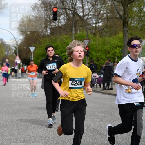 12.04.2026 - 45. Internationalen Wilhelmsburger Insellauf J. Mangold http://msf.ph/oto/9517654 12.04.2026 13:21:09 Ziel 4341, 5633, 4284, 4293, 5543, 2363, 2101, 4417, 3552, 3551, 2333, 4018, 5716, 4319, 5297, 4878, 5484, 2692, 4444, 4800, 4047, 2175, 3402, 3402, 5482, 4017 meine-sportfotos.de