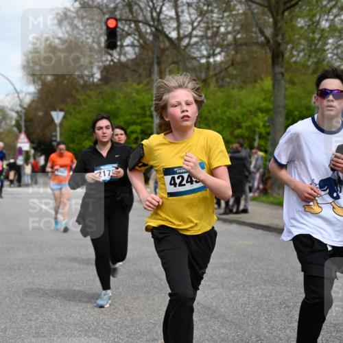 12.04.2026 - 45. Internationalen Wilhelmsburger Insellauf J. Mangold http://msf.ph/oto/9517656 12.04.2026 13:21:09 Ziel 4341, 5633, 4284, 4293, 5543, 2363, 2101, 4417, 3552, 3551, 2333, 4018, 5716, 4319, 5297, 4878, 5484, 2692, 4444, 4800, 4047, 2175, 3402, 3402, 5482, 4017 meine-sportfotos.de
