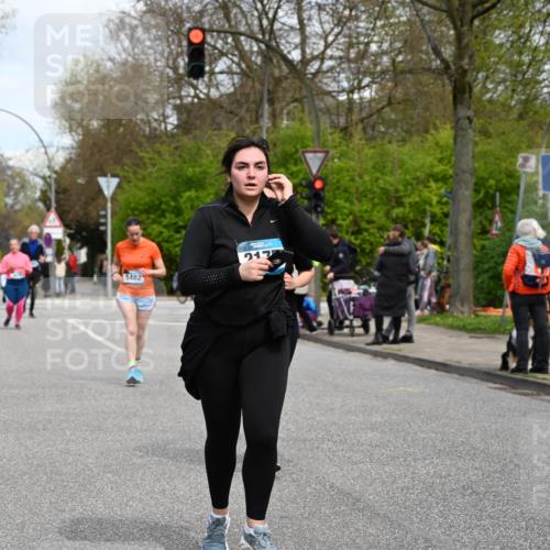 12.04.2026 - 45. Internationalen Wilhelmsburger Insellauf J. Mangold http://msf.ph/oto/9517662 12.04.2026 13:21:10 Ziel 5633, 4284, 4293, 5543, 2363, 2101, 4417, 3552, 3551, 2333, 4018, 5716, 4319, 5297, 4878, 5484, 4878, 5484, 2692, 4444, 4800, 4047, 2175, 3402, 5482, 4017, 3676 meine-sportfotos.de
