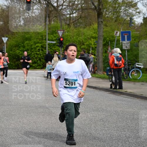 12.04.2026 - 45. Internationalen Wilhelmsburger Insellauf J. Mangold http://msf.ph/oto/9517728 12.04.2026 13:21:23 Ziel 2333, 4018, 5716, 4319, 5297, 4878, 5484, 2692, 4444, 4800, 4047, 2175, 3402, 5482, 4017, 3676, 2628, 2628, 3251, 5201, 3109, 4404, 4362, 2473, 2552, 2130, 2840, 3998 meine-sportfotos.de