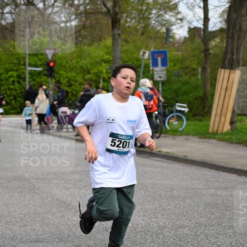 12.04.2026 - 45. Internationalen Wilhelmsburger Insellauf J. Mangold http://msf.ph/oto/9517733 12.04.2026 13:21:23 Ziel 2333, 4018, 5716, 4319, 5297, 4878, 5484, 2692, 4444, 4800, 4047, 2175, 3402, 5482, 4017, 3676, 2628, 2628, 3251, 5201, 3109, 4404, 4362, 2473, 2552, 2130, 2840, 3998 meine-sportfotos.de