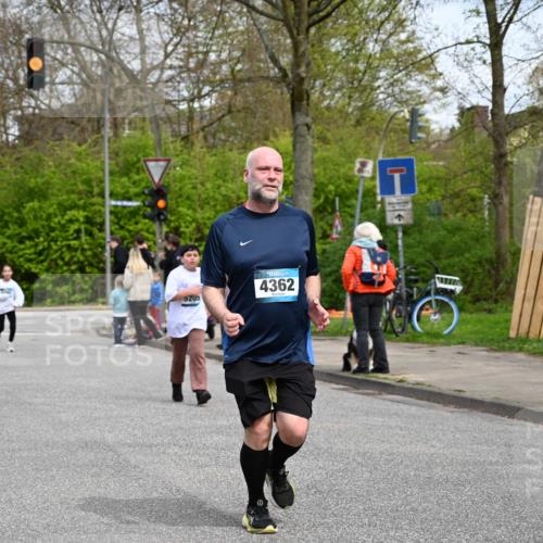 12.04.2026 - 45. Internationalen Wilhelmsburger Insellauf J. Mangold http://msf.ph/oto/9517813 12.04.2026 13:21:37 Ziel 2692, 4444, 4800, 4047, 2175, 3402, 5482, 4017, 3676, 2628, 3251, 5201, 3109, 4404, 4362, 2473, 2552, 2130, 2840, 3998, 5462, 5205, 4809, 2002, 2332, 2116 meine-sportfotos.de