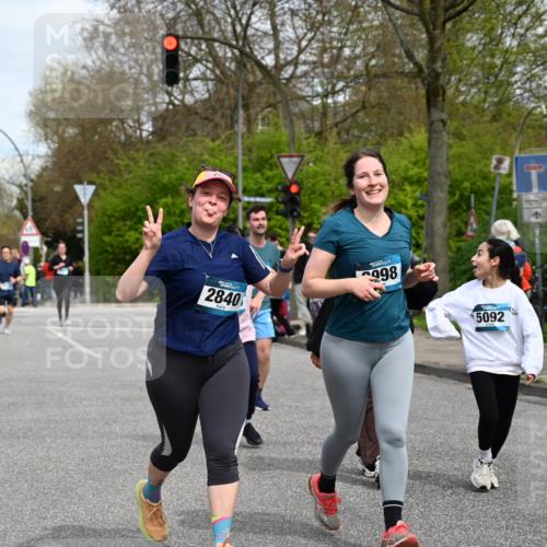 12.04.2026 - 45. Internationalen Wilhelmsburger Insellauf J. Mangold http://msf.ph/oto/9517848 12.04.2026 13:21:46 Ziel 3402, 5482, 4017, 3676, 2628, 3251, 5201, 3109, 4404, 4362, 2473, 2552, 2130, 2840, 3998, 5462, 5205, 4809, 2002, 2332, 2116, 3581, 3235, 3915, 5080, 4348, 5085, 3603, 3602, 5092 meine-sportfotos.de