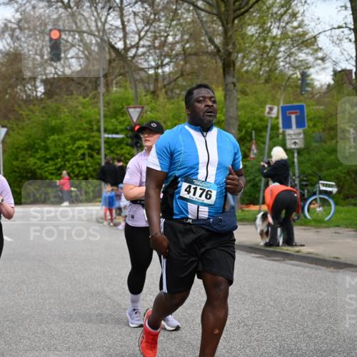 12.04.2026 - 45. Internationalen Wilhelmsburger Insellauf J. Mangold http://msf.ph/oto/9518112 12.04.2026 13:22:53 Ziel 5314, 4557, 2153, 5262, 4593, 4708, 3774, 3774, 4358, 5223, 3336, 3783, 3783, 3498, 3478, 4176, 5505, 3471, 3814 meine-sportfotos.de