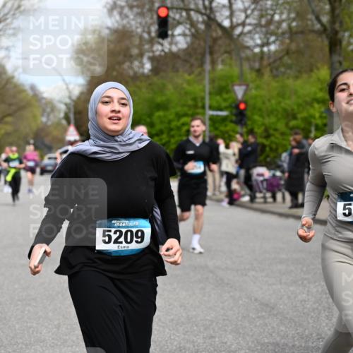 12.04.2026 - 45. Internationalen Wilhelmsburger Insellauf J. Mangold http://msf.ph/oto/9518345 12.04.2026 13:23:34 Ziel 4176, 5505, 3471, 3814, 2716, 3730, 3353, 2766, 5622, 3739, 5209, 5212, 2802, 2803, 3258, 3259, 4073, 4292, 4517, 3872, 3872, 5017, 3871, 5632, 4365, 3267, 2562, 5356, 5355 meine-sportfotos.de
