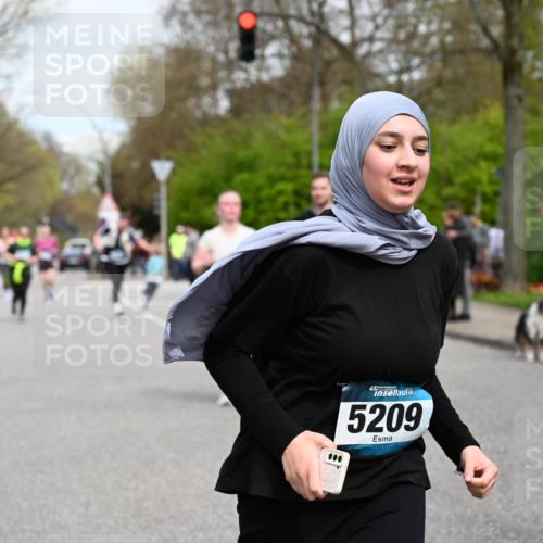 12.04.2026 - 45. Internationalen Wilhelmsburger Insellauf J. Mangold http://msf.ph/oto/9518349 12.04.2026 13:23:34 Ziel 4176, 5505, 3471, 3814, 2716, 3730, 3353, 2766, 5622, 3739, 5209, 5212, 2802, 2803, 3258, 3259, 4073, 4292, 4517, 3872, 3872, 5017, 3871, 5632, 4365, 3267, 2562, 5356, 5355 meine-sportfotos.de
