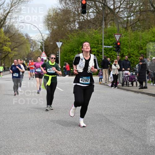 12.04.2026 - 45. Internationalen Wilhelmsburger Insellauf J. Mangold http://msf.ph/oto/9518364 12.04.2026 13:23:39 Ziel 3814, 2716, 3730, 3353, 2766, 5622, 3739, 5209, 5212, 2802, 2803, 2803, 3258, 3259, 4073, 4292, 4517, 3872, 5017, 3871, 5632, 4365, 3267, 2562, 5356, 5355 meine-sportfotos.de