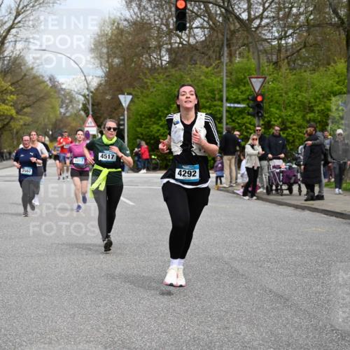 12.04.2026 - 45. Internationalen Wilhelmsburger Insellauf J. Mangold http://msf.ph/oto/9518365 12.04.2026 13:23:39 Ziel 3814, 2716, 3730, 3353, 2766, 5622, 3739, 5209, 5212, 2802, 2803, 2803, 3258, 3259, 4073, 4292, 4517, 3872, 5017, 3871, 5632, 4365, 3267, 2562, 5356, 5355 meine-sportfotos.de