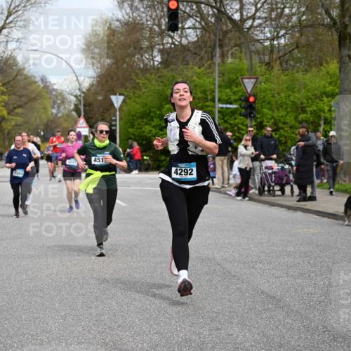 12.04.2026 - 45. Internationalen Wilhelmsburger Insellauf J. Mangold http://msf.ph/oto/9518366 12.04.2026 13:23:39 Ziel 3814, 2716, 3730, 3353, 2766, 5622, 3739, 5209, 5212, 2802, 2803, 2803, 3258, 3259, 4073, 4292, 4517, 3872, 5017, 3871, 5632, 4365, 3267, 2562, 5356, 5355 meine-sportfotos.de
