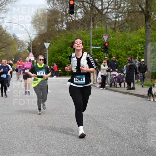 12.04.2026 - 45. Internationalen Wilhelmsburger Insellauf J. Mangold http://msf.ph/oto/9518367 12.04.2026 13:23:39 Ziel 3814, 2716, 3730, 3353, 2766, 5622, 3739, 5209, 5212, 2802, 2803, 2803, 3258, 3259, 4073, 4292, 4517, 3872, 5017, 3871, 5632, 4365, 3267, 2562, 5356, 5355 meine-sportfotos.de