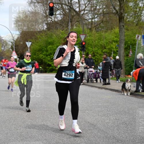 12.04.2026 - 45. Internationalen Wilhelmsburger Insellauf J. Mangold http://msf.ph/oto/9518370 12.04.2026 13:23:39 Ziel 3814, 2716, 3730, 3353, 2766, 5622, 3739, 5209, 5212, 2802, 2803, 2803, 3258, 3259, 4073, 4292, 4517, 3872, 5017, 3871, 5632, 4365, 3267, 2562, 5356, 5355 meine-sportfotos.de