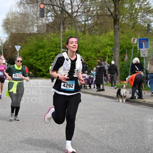 12.04.2026 - 45. Internationalen Wilhelmsburger Insellauf J. Mangold http://msf.ph/oto/9518372 12.04.2026 13:23:40 Ziel 3814, 2716, 3730, 3353, 2766, 5622, 3739, 5209, 5212, 2802, 2803, 3258, 3259, 4073, 4292, 4517, 3872, 5017, 3871, 5632, 4365, 3267, 2562, 5356, 5355 meine-sportfotos.de