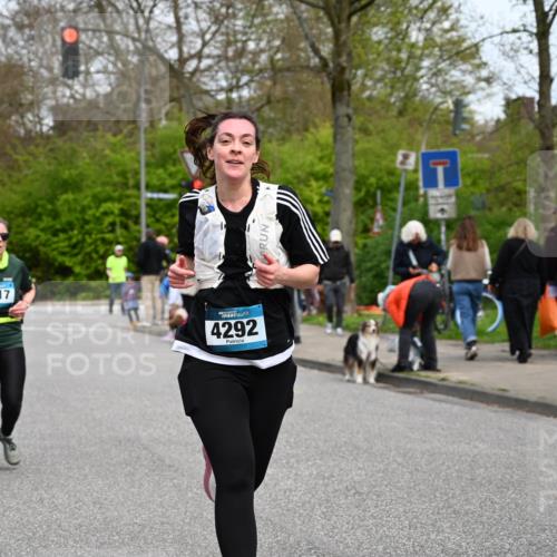 12.04.2026 - 45. Internationalen Wilhelmsburger Insellauf J. Mangold http://msf.ph/oto/9518376 12.04.2026 13:23:40 Ziel 3814, 2716, 3730, 3353, 2766, 5622, 3739, 5209, 5212, 2802, 2803, 3258, 3259, 4073, 4292, 4517, 3872, 5017, 3871, 5632, 4365, 3267, 2562, 5356, 5355 meine-sportfotos.de