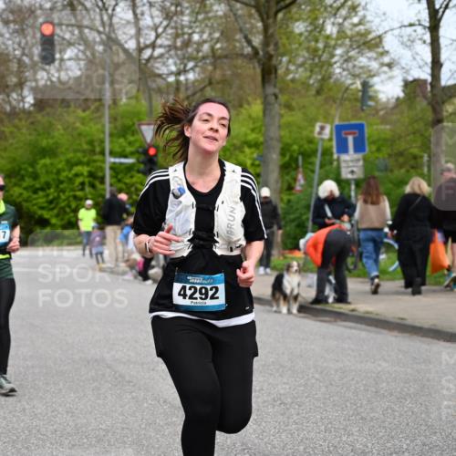 12.04.2026 - 45. Internationalen Wilhelmsburger Insellauf J. Mangold http://msf.ph/oto/9518377 12.04.2026 13:23:40 Ziel 3814, 2716, 3730, 3353, 2766, 5622, 3739, 5209, 5212, 2802, 2803, 3258, 3259, 4073, 4292, 4517, 3872, 5017, 3871, 5632, 4365, 3267, 2562, 5356, 5355 meine-sportfotos.de