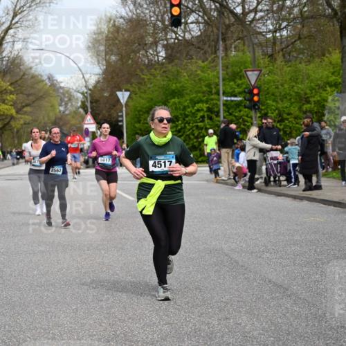 12.04.2026 - 45. Internationalen Wilhelmsburger Insellauf J. Mangold http://msf.ph/oto/9518378 12.04.2026 13:23:40 Ziel 3814, 2716, 3730, 3353, 2766, 5622, 3739, 5209, 5212, 2802, 2803, 3258, 3259, 4073, 4292, 4517, 3872, 5017, 3871, 5632, 4365, 3267, 2562, 5356, 5355 meine-sportfotos.de