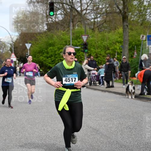 12.04.2026 - 45. Internationalen Wilhelmsburger Insellauf J. Mangold http://msf.ph/oto/9518387 12.04.2026 13:23:41 Ziel 3814, 2716, 3730, 3353, 2766, 5622, 3739, 5209, 5212, 2802, 2803, 3258, 3259, 4073, 4292, 4517, 3872, 5017, 3871, 3871, 5632, 4365, 3267, 2562, 5356, 5355 meine-sportfotos.de