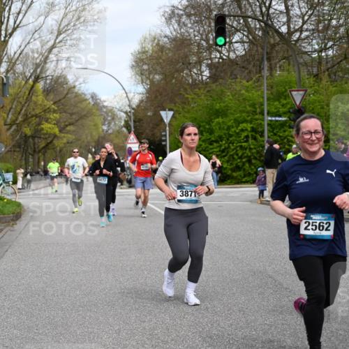 12.04.2026 - 45. Internationalen Wilhelmsburger Insellauf J. Mangold http://msf.ph/oto/9518405 12.04.2026 13:23:44 Ziel 2716, 3730, 3353, 2766, 5622, 3739, 5209, 5212, 2802, 2803, 3258, 3259, 4073, 4292, 4292, 4517, 3872, 5017, 3871, 5632, 4365, 3267, 2562, 5356, 5355, 4567 meine-sportfotos.de