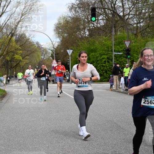 12.04.2026 - 45. Internationalen Wilhelmsburger Insellauf J. Mangold http://msf.ph/oto/9518407 12.04.2026 13:23:44 Ziel 2716, 3730, 3353, 2766, 5622, 3739, 5209, 5212, 2802, 2803, 3258, 3259, 4073, 4292, 4292, 4517, 3872, 5017, 3871, 5632, 4365, 3267, 2562, 5356, 5355, 4567 meine-sportfotos.de