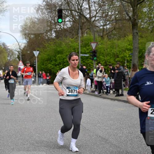 12.04.2026 - 45. Internationalen Wilhelmsburger Insellauf J. Mangold http://msf.ph/oto/9518413 12.04.2026 13:23:45 Ziel 3730, 3353, 2766, 5622, 3739, 5209, 5212, 2802, 2803, 3258, 3259, 4073, 4292, 4517, 4517, 3872, 5017, 3871, 5632, 4365, 3267, 2562, 5356, 5355, 5356, 5355, 4567 meine-sportfotos.de
