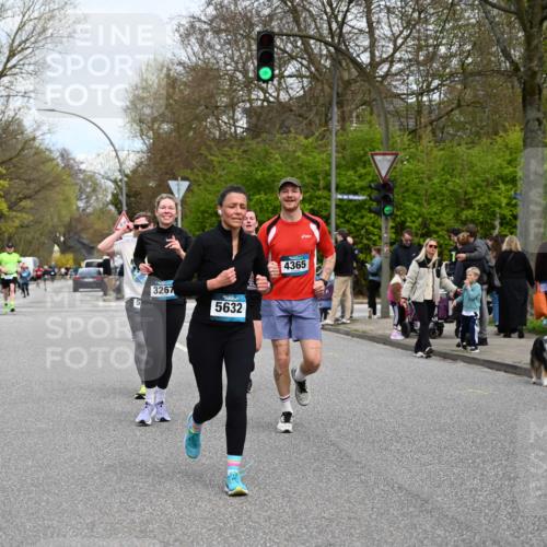 12.04.2026 - 45. Internationalen Wilhelmsburger Insellauf J. Mangold http://msf.ph/oto/9518422 12.04.2026 13:23:49 Ziel 2766, 5622, 3739, 5209, 5212, 2802, 2803, 3258, 3259, 4073, 4292, 4517, 3872, 5017, 3871, 5632, 4365, 3267, 2562, 5356, 5355, 4567, 2145 meine-sportfotos.de