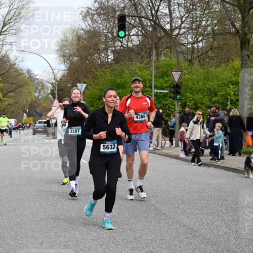 12.04.2026 - 45. Internationalen Wilhelmsburger Insellauf J. Mangold http://msf.ph/oto/9518423 12.04.2026 13:23:49 Ziel 2766, 5622, 3739, 5209, 5212, 2802, 2803, 3258, 3259, 4073, 4292, 4517, 3872, 5017, 3871, 5632, 4365, 3267, 2562, 5356, 5355, 4567, 2145 meine-sportfotos.de