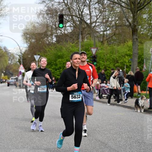 12.04.2026 - 45. Internationalen Wilhelmsburger Insellauf J. Mangold http://msf.ph/oto/9518431 12.04.2026 13:23:49 Ziel 2766, 5622, 3739, 5209, 5212, 2802, 2803, 3258, 3259, 4073, 4292, 4517, 3872, 5017, 3871, 5632, 4365, 3267, 2562, 5356, 5355, 4567, 2145 meine-sportfotos.de