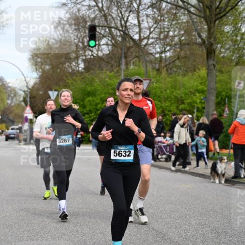 12.04.2026 - 45. Internationalen Wilhelmsburger Insellauf J. Mangold http://msf.ph/oto/9518433 12.04.2026 13:23:50 Ziel 2766, 5622, 3739, 5209, 5212, 2802, 2803, 3258, 3259, 4073, 4292, 4517, 3872, 5017, 5017, 3871, 5632, 4365, 3267, 2562, 5356, 5355, 4567, 2145 meine-sportfotos.de