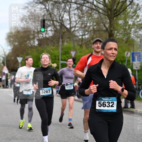 12.04.2026 - 45. Internationalen Wilhelmsburger Insellauf J. Mangold http://msf.ph/oto/9518437 12.04.2026 13:23:51 Ziel 2766, 5622, 3739, 5209, 5212, 2802, 2803, 3258, 3259, 4073, 4292, 4517, 3872, 5017, 3871, 5632, 4365, 3267, 2562, 5356, 5355, 4567, 2145 meine-sportfotos.de