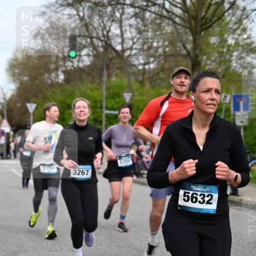 12.04.2026 - 45. Internationalen Wilhelmsburger Insellauf J. Mangold http://msf.ph/oto/9518438 12.04.2026 13:23:51 Ziel 2766, 5622, 3739, 5209, 5212, 2802, 2803, 3258, 3259, 4073, 4292, 4517, 3872, 5017, 3871, 5632, 4365, 3267, 2562, 5356, 5355, 4567, 2145 meine-sportfotos.de