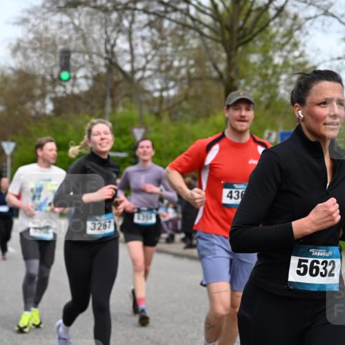 12.04.2026 - 45. Internationalen Wilhelmsburger Insellauf J. Mangold http://msf.ph/oto/9518441 12.04.2026 13:23:51 Ziel 2766, 5622, 3739, 5209, 5212, 2802, 2803, 3258, 3259, 4073, 4292, 4517, 3872, 5017, 3871, 5632, 4365, 3267, 2562, 5356, 5355, 4567, 2145 meine-sportfotos.de