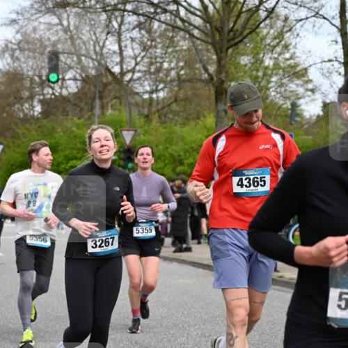 12.04.2026 - 45. Internationalen Wilhelmsburger Insellauf J. Mangold http://msf.ph/oto/9518443 12.04.2026 13:23:51 Ziel 2766, 5622, 3739, 5209, 5212, 2802, 2803, 3258, 3259, 4073, 4292, 4517, 3872, 5017, 3871, 5632, 4365, 3267, 2562, 5356, 5355, 4567, 2145 meine-sportfotos.de