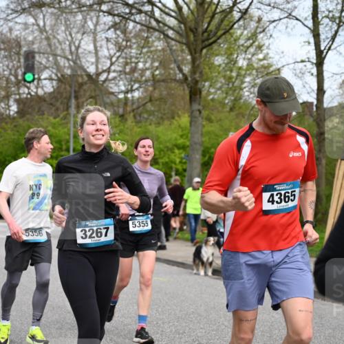 12.04.2026 - 45. Internationalen Wilhelmsburger Insellauf J. Mangold http://msf.ph/oto/9518446 12.04.2026 13:23:51 Ziel 2766, 5622, 3739, 5209, 5212, 2802, 2803, 3258, 3259, 4073, 4292, 4517, 3872, 5017, 3871, 5632, 4365, 3267, 2562, 5356, 5355, 4567, 2145 meine-sportfotos.de
