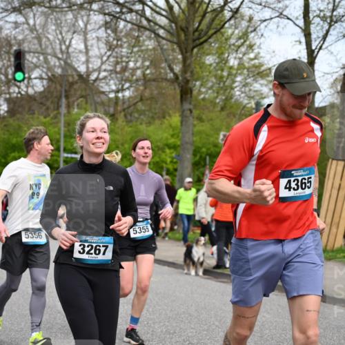 12.04.2026 - 45. Internationalen Wilhelmsburger Insellauf J. Mangold http://msf.ph/oto/9518447 12.04.2026 13:23:51 Ziel 2766, 5622, 3739, 5209, 5212, 2802, 2803, 3258, 3259, 4073, 4292, 4517, 3872, 5017, 3871, 5632, 4365, 3267, 2562, 5356, 5355, 4567, 2145 meine-sportfotos.de