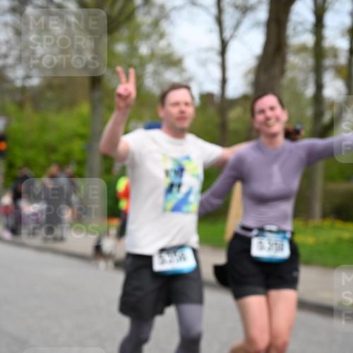 12.04.2026 - 45. Internationalen Wilhelmsburger Insellauf J. Mangold http://msf.ph/oto/9518462 12.04.2026 13:23:53 Ziel 2766, 5622, 3739, 5209, 5212, 2802, 2803, 3258, 3259, 4073, 4292, 4517, 3872, 5017, 3871, 3871, 5632, 4365, 3267, 2562, 5356, 5355, 4567, 2145 meine-sportfotos.de