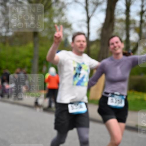 12.04.2026 - 45. Internationalen Wilhelmsburger Insellauf J. Mangold http://msf.ph/oto/9518463 12.04.2026 13:23:53 Ziel 2766, 5622, 3739, 5209, 5212, 2802, 2803, 3258, 3259, 4073, 4292, 4517, 3872, 5017, 3871, 3871, 5632, 4365, 3267, 2562, 5356, 5355, 4567, 2145 meine-sportfotos.de