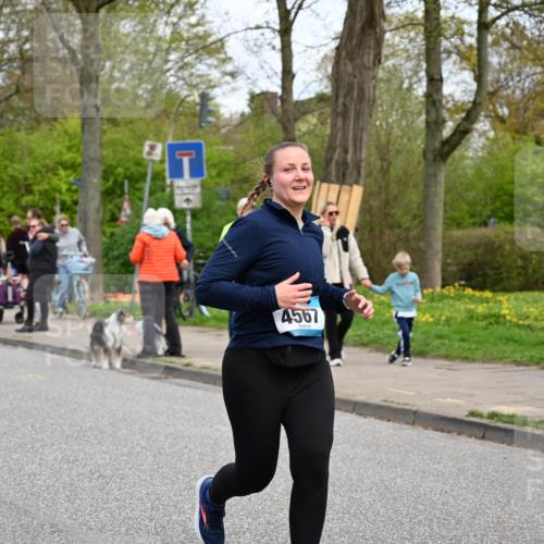 12.04.2026 - 45. Internationalen Wilhelmsburger Insellauf J. Mangold http://msf.ph/oto/9518488 12.04.2026 13:23:57 Ziel 3739, 5209, 5212, 2802, 2803, 3258, 3259, 4073, 4292, 4517, 3872, 5017, 3871, 5632, 4365, 3267, 2562, 5356, 5355, 5356, 5355, 4567, 2145, 3936 meine-sportfotos.de