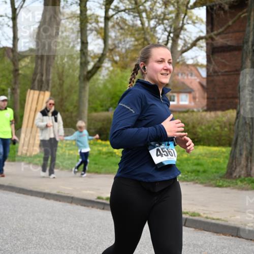 12.04.2026 - 45. Internationalen Wilhelmsburger Insellauf J. Mangold http://msf.ph/oto/9518496 12.04.2026 13:23:57 Ziel 3739, 5209, 5212, 2802, 2803, 3258, 3259, 4073, 4292, 4517, 3872, 5017, 3871, 5632, 4365, 3267, 2562, 5356, 5355, 5356, 5355, 4567, 2145, 3936 meine-sportfotos.de