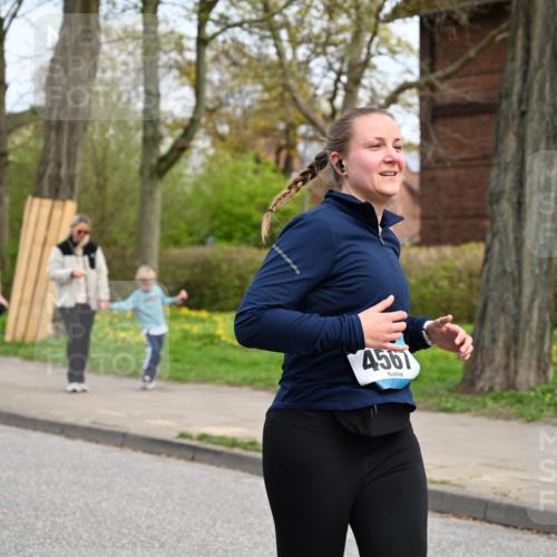 12.04.2026 - 45. Internationalen Wilhelmsburger Insellauf J. Mangold http://msf.ph/oto/9518497 12.04.2026 13:23:57 Ziel 3739, 5209, 5212, 2802, 2803, 3258, 3259, 4073, 4292, 4517, 3872, 5017, 3871, 5632, 4365, 3267, 2562, 5356, 5355, 5356, 5355, 4567, 2145, 3936 meine-sportfotos.de