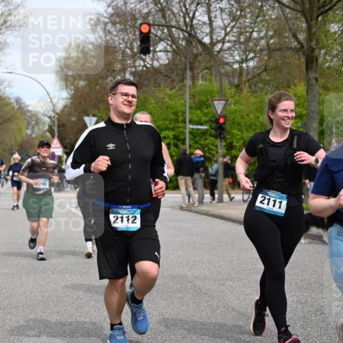 12.04.2026 - 45. Internationalen Wilhelmsburger Insellauf J. Mangold http://msf.ph/oto/9518561 12.04.2026 13:24:20 Ziel 4365, 3267, 2562, 5356, 5355, 4567, 2145, 3936, 3936, 4908, 4016, 2111, 2112, 2290, 4812, 2990, 2991, 2012, 5021, 4751, 2558, 2557 meine-sportfotos.de