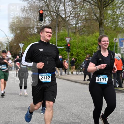 12.04.2026 - 45. Internationalen Wilhelmsburger Insellauf J. Mangold http://msf.ph/oto/9518564 12.04.2026 13:24:20 Ziel 4365, 3267, 2562, 5356, 5355, 4567, 2145, 3936, 3936, 4908, 4016, 2111, 2112, 2290, 4812, 2990, 2991, 2012, 5021, 4751, 2558, 2557 meine-sportfotos.de