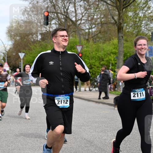 12.04.2026 - 45. Internationalen Wilhelmsburger Insellauf J. Mangold http://msf.ph/oto/9518566 12.04.2026 13:24:20 Ziel 4365, 3267, 2562, 5356, 5355, 4567, 2145, 3936, 3936, 4908, 4016, 2111, 2112, 2290, 4812, 2990, 2991, 2012, 5021, 4751, 2558, 2557 meine-sportfotos.de