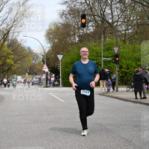 12.04.2026 - 45. Internationalen Wilhelmsburger Insellauf J. Mangold http://msf.ph/oto/9518631 12.04.2026 13:24:37 Ziel 2145, 3936, 4908, 4016, 2111, 2112, 2290, 4812, 2990, 2991, 2012, 5021, 4751, 2558, 2557 meine-sportfotos.de