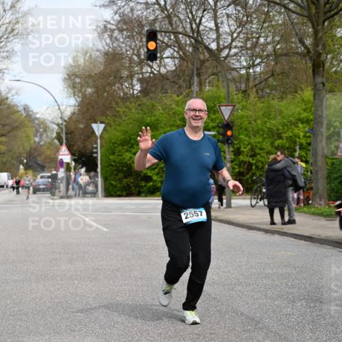 12.04.2026 - 45. Internationalen Wilhelmsburger Insellauf J. Mangold http://msf.ph/oto/9518636 12.04.2026 13:24:38 Ziel 3936, 4908, 4016, 2111, 2112, 2290, 4812, 2990, 2991, 2012, 5021, 4751, 2558, 2557 meine-sportfotos.de