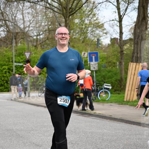 12.04.2026 - 45. Internationalen Wilhelmsburger Insellauf J. Mangold http://msf.ph/oto/9518647 12.04.2026 13:24:39 Ziel 3936, 4908, 4016, 2111, 2112, 2290, 4812, 2990, 2991, 2012, 5021, 4751, 2558, 2557 meine-sportfotos.de